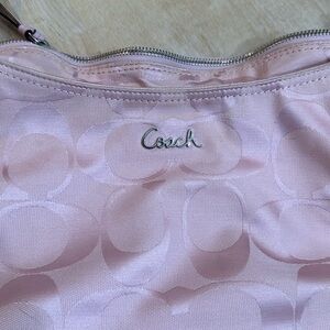 Authentic Brand new Coach Purse 👛 Shoulder bag pink in color.